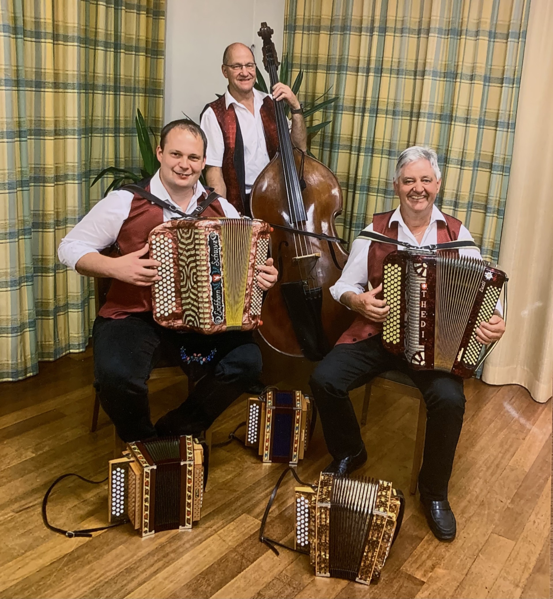 Foto des Ländlertrios Echo vom Vitznauerstock mit Instrumenten