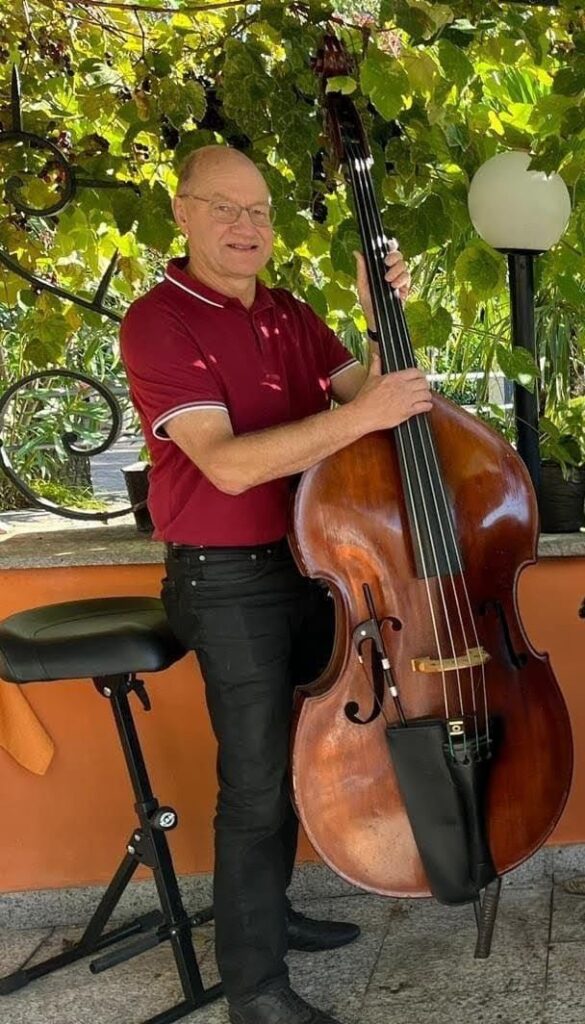 Foto Musikant Franz Lagler mit Kontrabass
