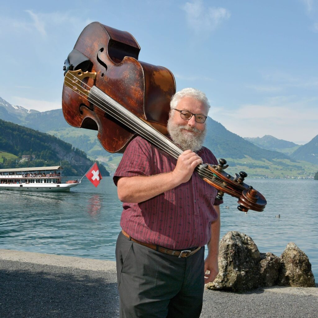 Foto Musikant Sebi Küttel mit Kontrabass