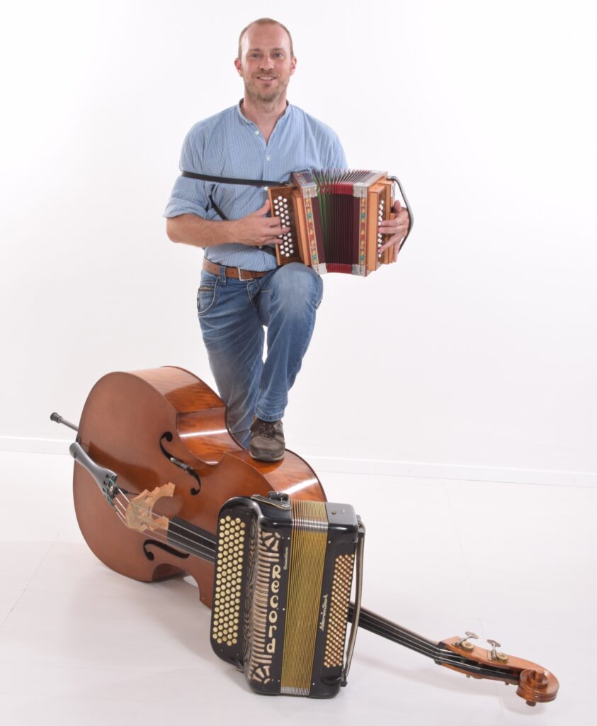 Foto Musikant Simon Lüthi mit Akkordeon, Schwyzerörgeli und Kontrabass