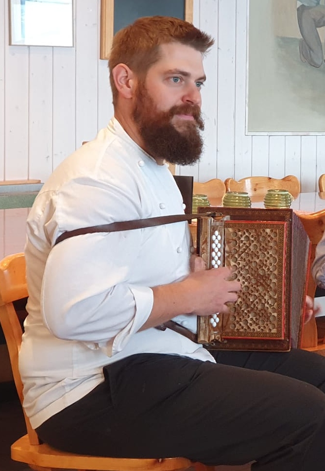 Foto Musikant Alex Küttel mit Schwyzerörgeli